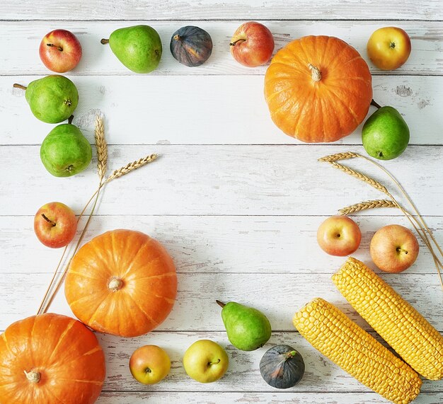 Calabaza de cosecha de otoño. Frutas y verduras de cosecha de otoño. Calabazas, manzanas, peras, maíz en la mesa. Mesa de acción de gracias Halloween o otoño estacional. Tarjeta de felicitación. Cocina de otoño.