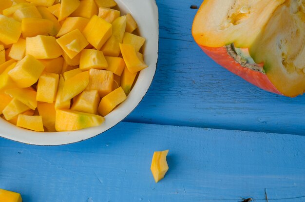 Calabaza cruda en rodajas de otoño