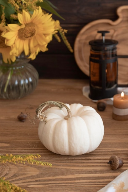 Calabaza decorativa blanca en la naturaleza muerta