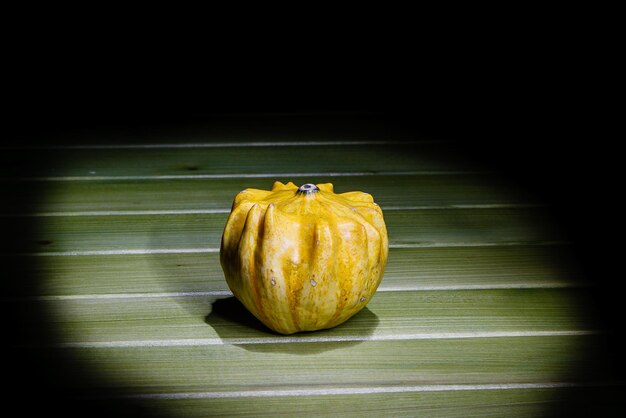 Foto calabaza decorativa sobre un fondo oscuro