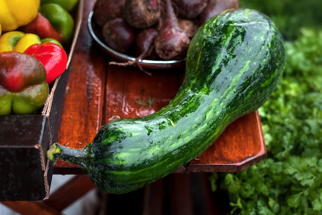 Calabaza dulce Un mostrador de verduras en un mercado callejero Comercio de productos de temporada