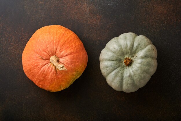 Calabaza. Fondo de comida otoñal con canela, nueces y especias de temporada sobre fondo rústico de musgo. Cocinar pastel de calabaza o manzana y galletas para el Día de Acción de Gracias y las vacaciones de otoño. Espacio de copia de vista superior.