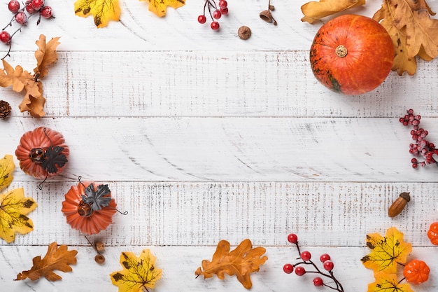 Calabaza. Fondo de comida de otoño con canela, nueces y especias de temporada sobre fondo rústico. Cocinar pastel de calabaza o manzana y galletas para el Día de Acción de Gracias y las vacaciones de otoño. Vista superior con espacio de copia.