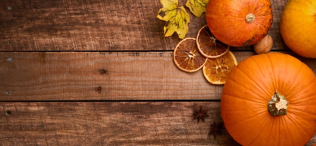 Calabaza. Fondo de comida de otoño con canela, nueces y especias de temporada sobre fondo rústico. Cocinar pastel de calabaza o manzana y galletas para el Día de Acción de Gracias y las vacaciones de otoño. Vista superior con espacio de copia.