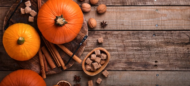 Calabaza Fondo de comida de otoño con nueces de canela y especias de temporada sobre fondo rústico Cocinar pastel de calabaza o manzana y galletas para Acción de Gracias y vacaciones de otoño Vista superior con espacio de copia