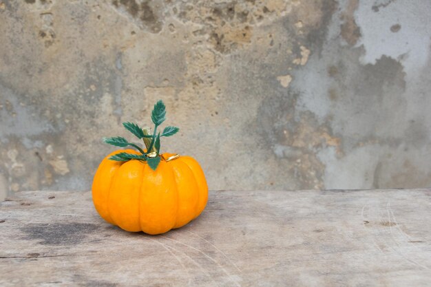 Foto calabaza en el fondo de la pared vieja