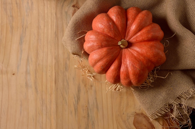 calabaza de fresa madura en la vista rústica de la mesa