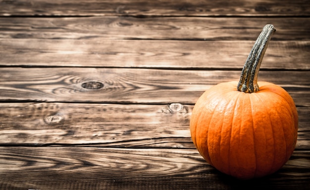 Calabaza fresca madura. En una mesa de madera