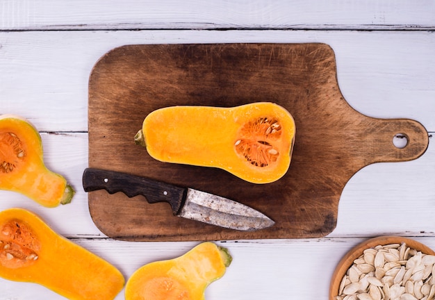 Calabaza fresca en una tabla de madera marrón