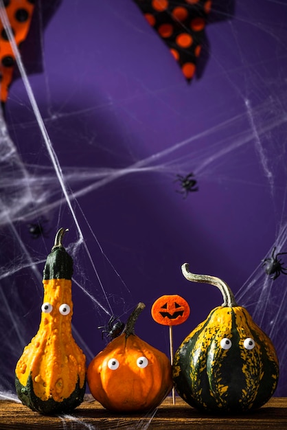 Calabaza de Halloween divertida sobre fondo espeluznante y aterrador