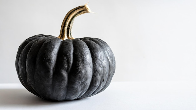 La calabaza de Halloween es una cara asustadiza negra