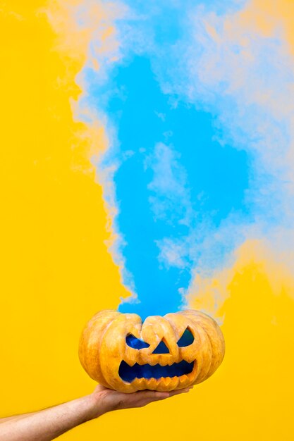 Calabaza de Halloween espeluznante con humo azul