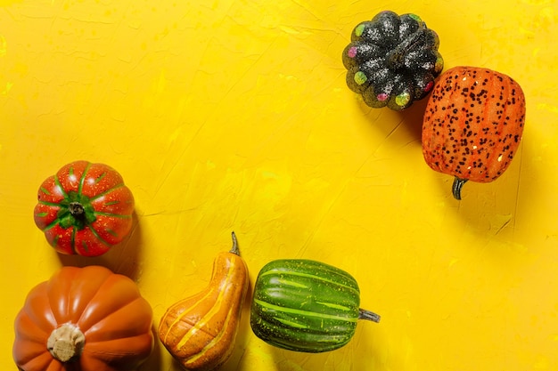 Foto calabaza de halloween feliz en la mesa de la casa.