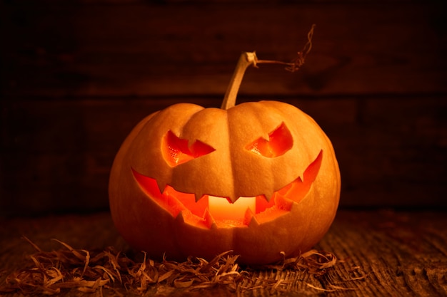 Calabaza de Halloween Jack-o-Lantern sobre fondo negro