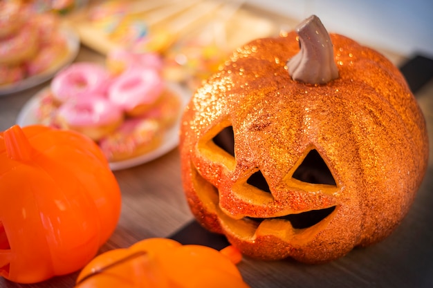 Calabaza de Halloween en mesa de madera, decoraciones de fiesta de Halloween