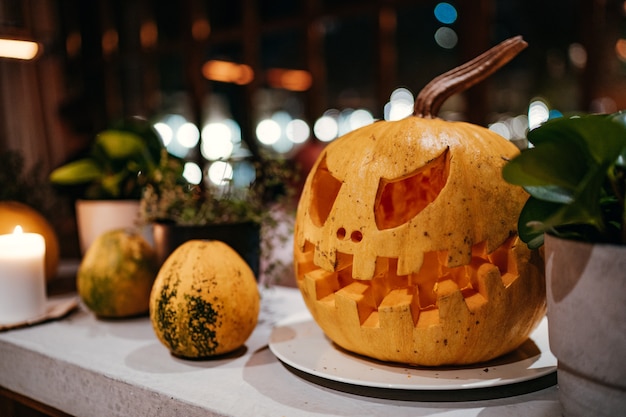 Foto calabaza de halloween en la mesa