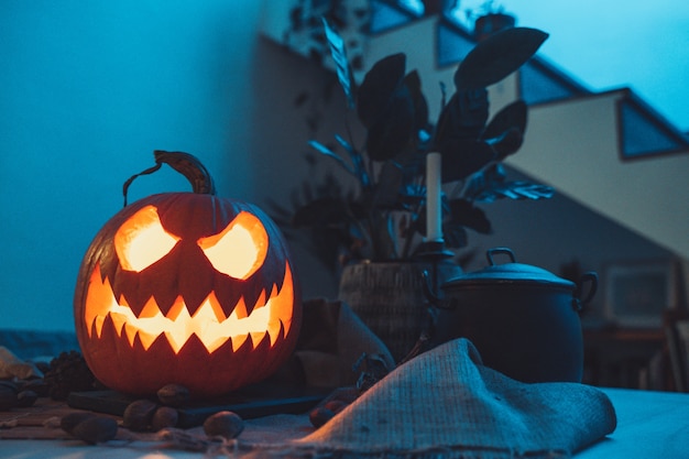 Calabaza de Halloween de miedo Fondo oscuro con luces de colores Tema de Halloween Postal de miedo