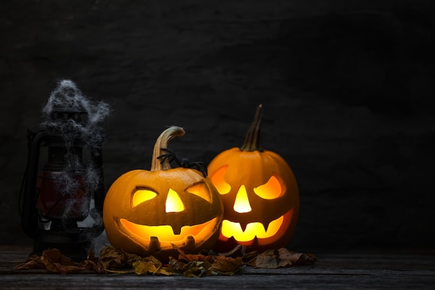 Calabaza de halloween de miedo en una noche espeluznante.