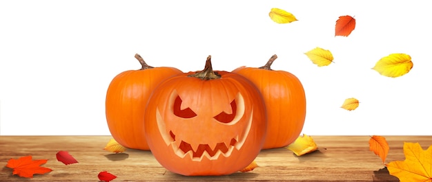 Calabaza de Halloween de miedo con ojos que brillan intensamente en el interior sobre fondo de madera