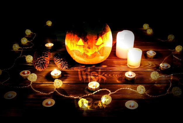 Calabaza de Halloween en la oscuridad. Enciende lámparas y velas. Vacaciones de otoño místicas. Detalles festivos. Tradición de truco o trato. Todos los Santos en octubre.