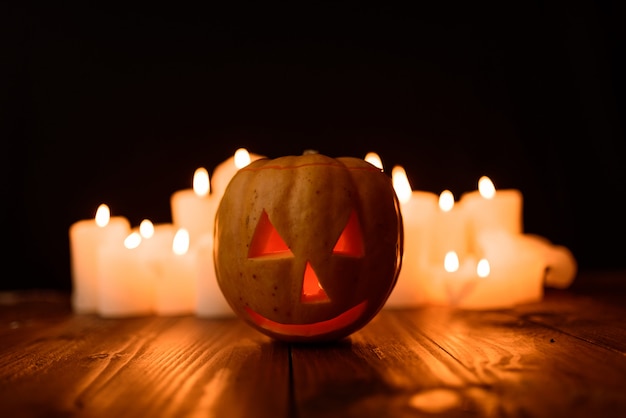 Calabaza de Halloween en una pared negra