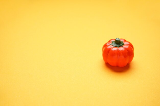 Calabaza de Halloween sobre un fondo amarillo. Lugar para el texto.