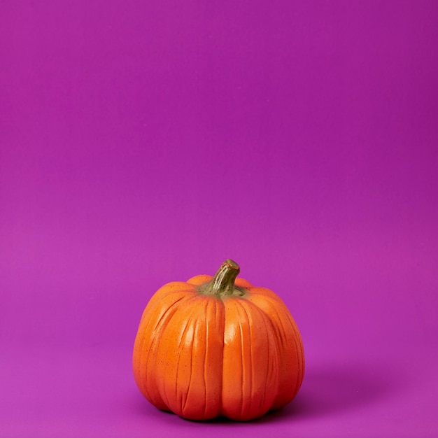 Calabaza de Halloween sobre un fondo morado