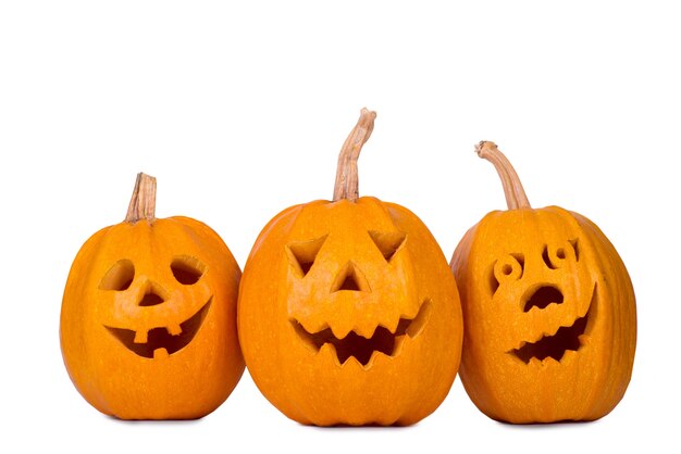 Calabaza de Halloween, tres caras divertidas aisladas en blanco.