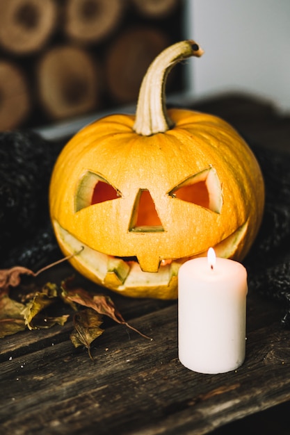 Calabaza de Halloween con vela en madera.