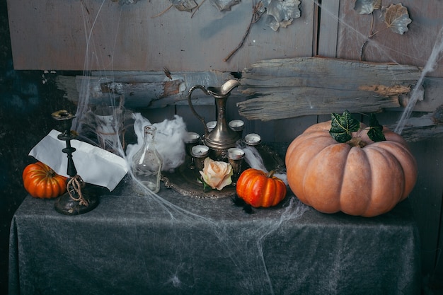 Calabaza de Halloween con velas y telarañas