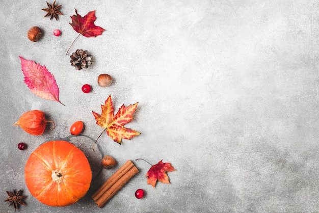 Calabaza, hojas de otoño, flores, bayas y nueces