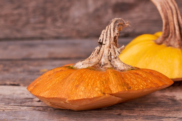 Calabaza madura sobre fondo de madera.