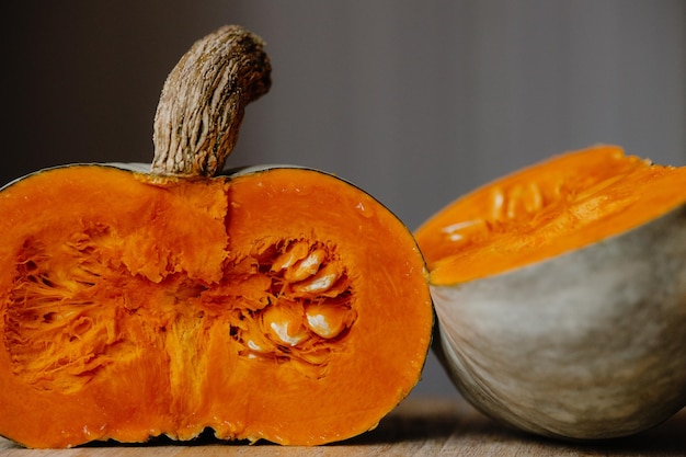 Calabaza en una mesa de madera calabaza cortada