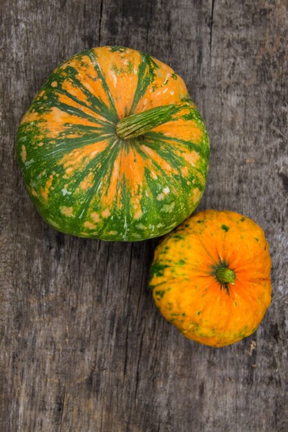 Calabaza en la mesa de madera rústica