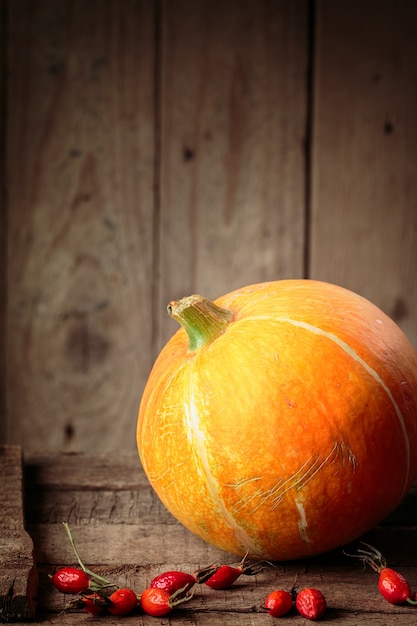 Calabaza en una mesa de madera vieja