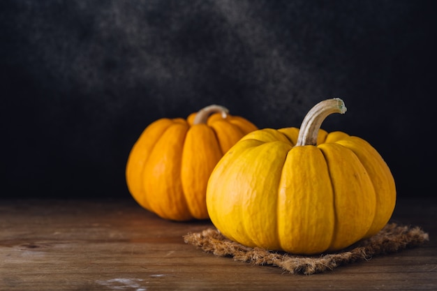 calabaza en la mesa de madera