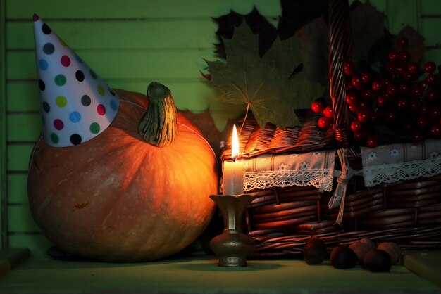 Calabaza en la mesa sombrero de vela navideña