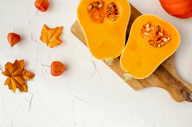 Foto calabaza a la mitad en tabla de cortar