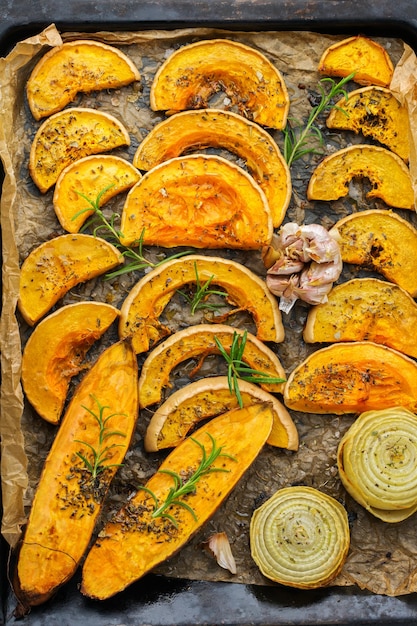 Calabaza naranja asada asada al horno y batata