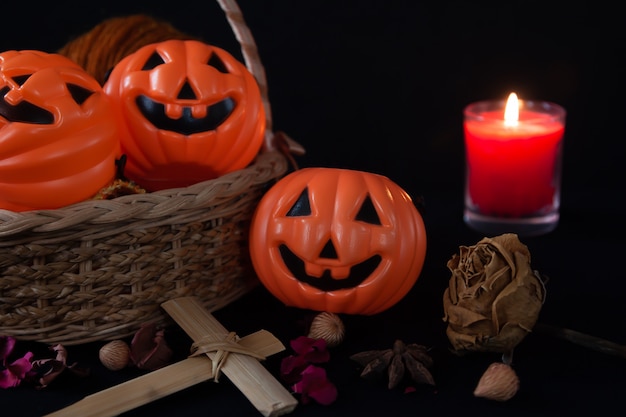 Calabaza naranja como cabeza, una sonrisa con velas encendidas