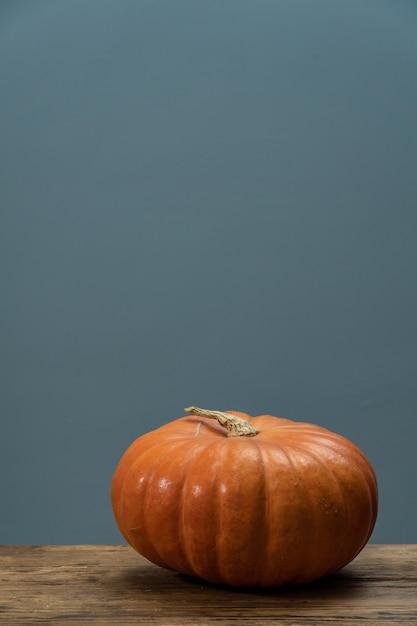 Calabaza naranja grande acostado sobre una mesa de madera