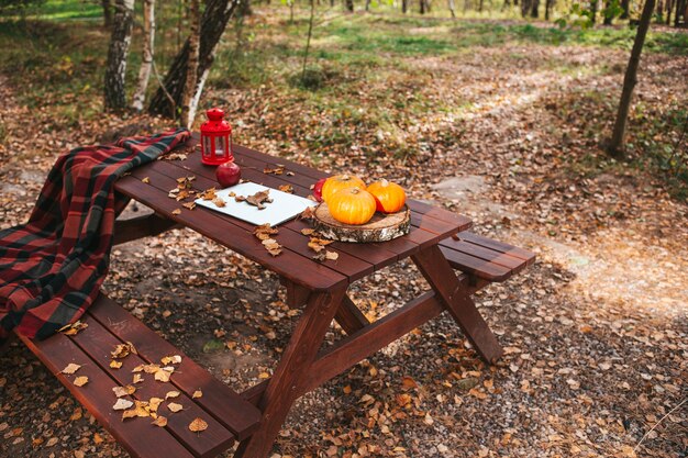 Calabaza naranja y hojas cerca de la computadora portátil sobre una mesa. Tiempo de la temporada de otoño