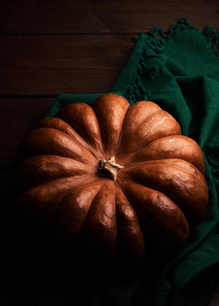 Calabaza naranja madura entera cerrar fondo de madera