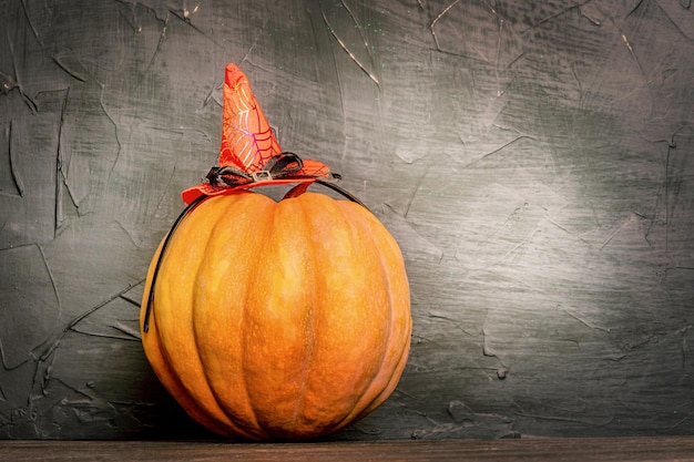 Calabaza naranja sobre un fondo de madera negra Halloween