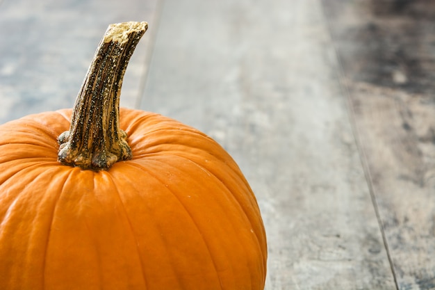 Calabaza natural de halloween en mesa de madera