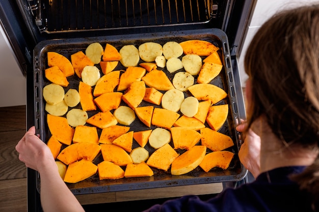 Foto calabaza y papas en una bandeja para hornear