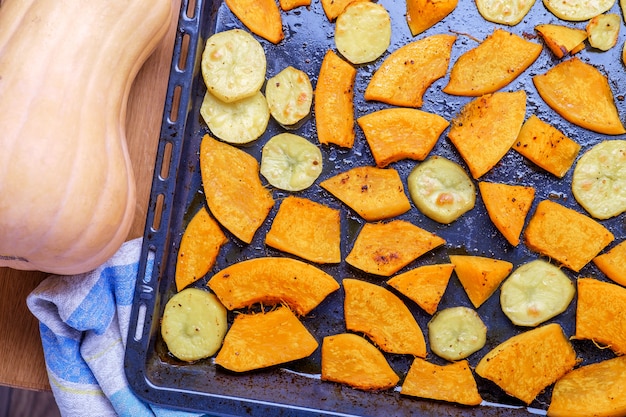 Calabaza y papas en una bandeja para hornear