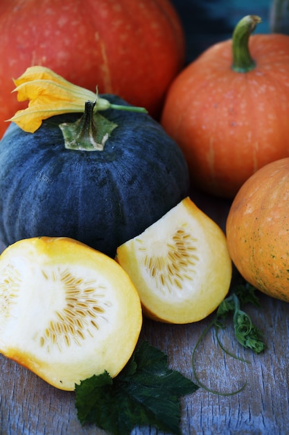 Calabaza pequeña en una mesa de madera. Todavía