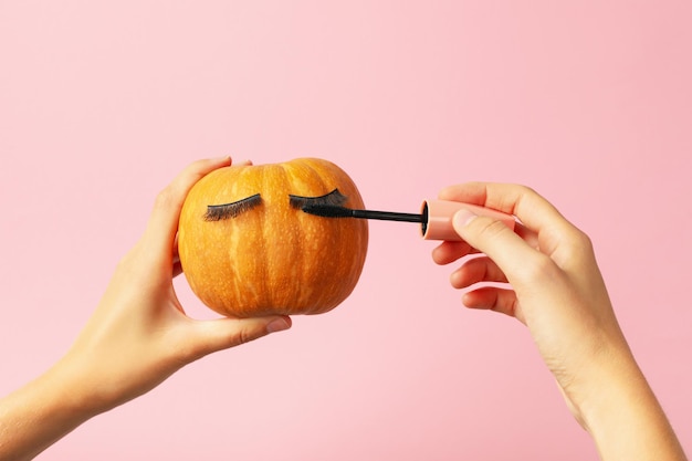 Calabaza con pestañas y rímel Concepto de cuidado de la piel facial