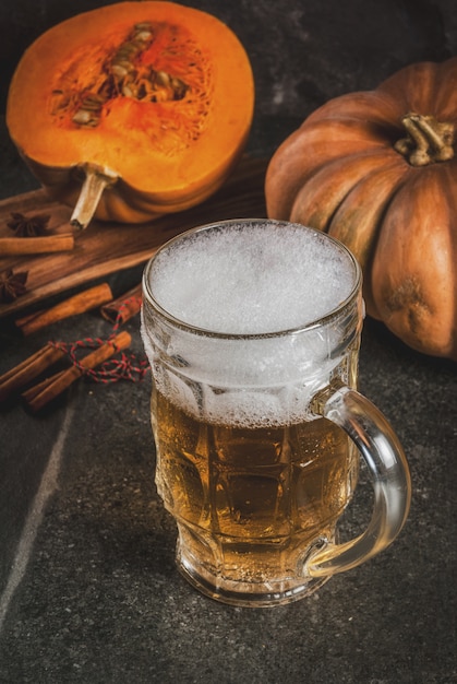 Calabaza picante espumosa Ale o cerveza en taza de vidrio